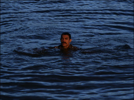 Aamir learns swimming for Talaash